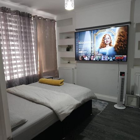 Chi'S Home Dagenham Extérieur photo
